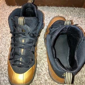 Foamposite metallic Gold Nike sneakers